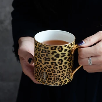 Kaulų Kinijos ženklų taurės keramikos pieno puodelis su taurės kūrybos leopardas spausdinti aukso ratlankio arbatos puodelis su šaukšteliu