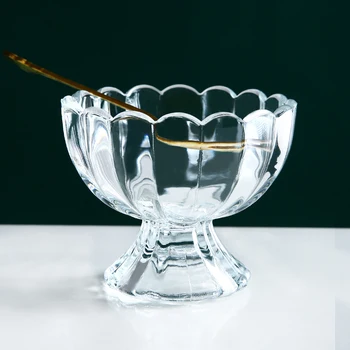 Ledų puodelio vaisių sultys, pienas, arbata, desertas, taurė gražių ledų dubenėlį pieno kokteilis su ledais stiklo taurė